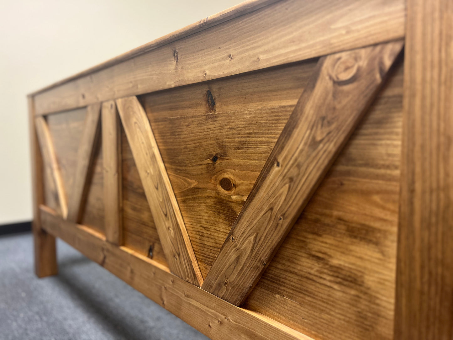 Farmhouse Bed ''V V''